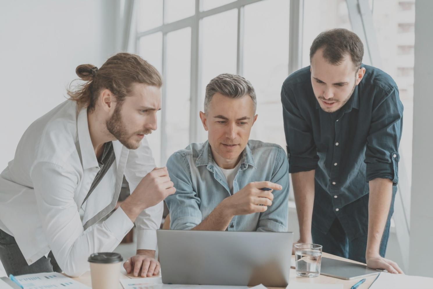 Finanzanalyst bei der Arbeit mit Marktdaten und Berechnungen
