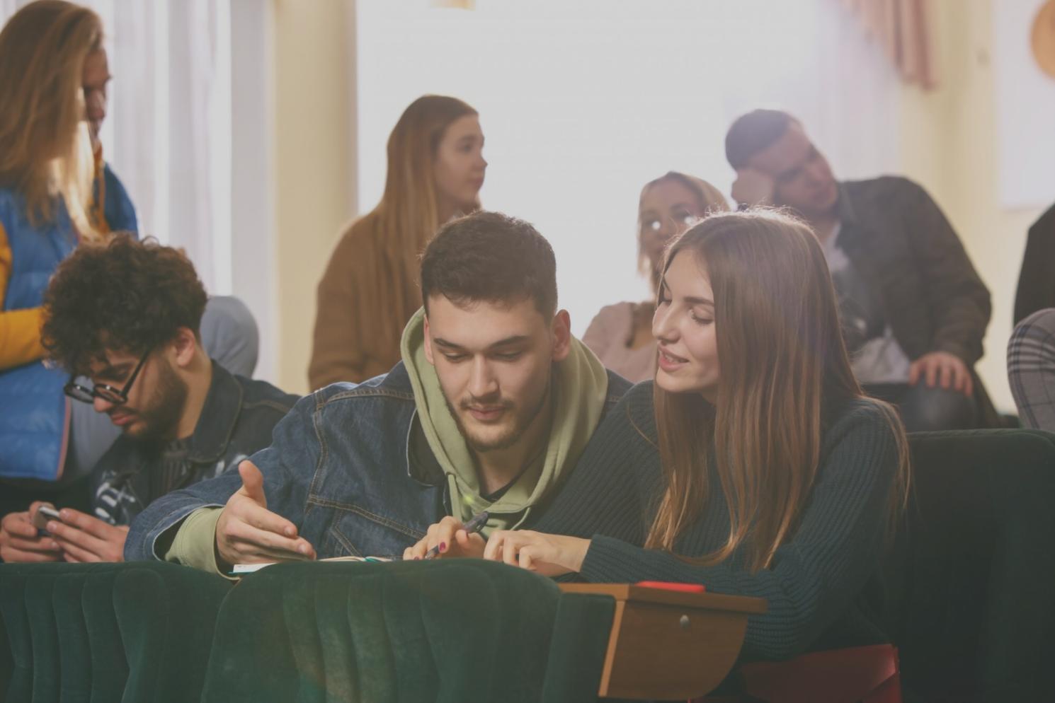 Interaktive Schulungsräume mit moderner Ausstattung für Finanztraining